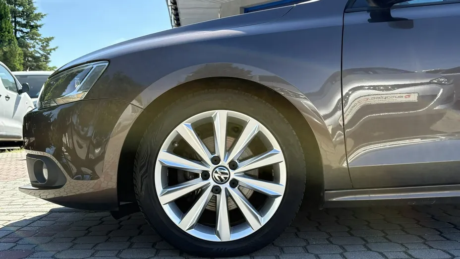 VOLKSWAGEN Jetta -