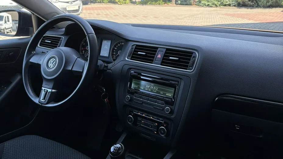 VOLKSWAGEN Jetta -