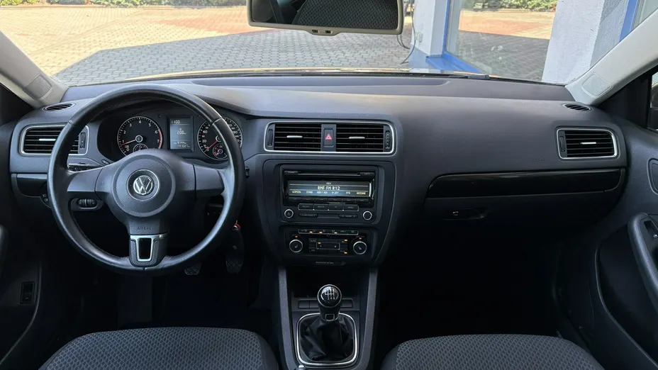 VOLKSWAGEN Jetta -