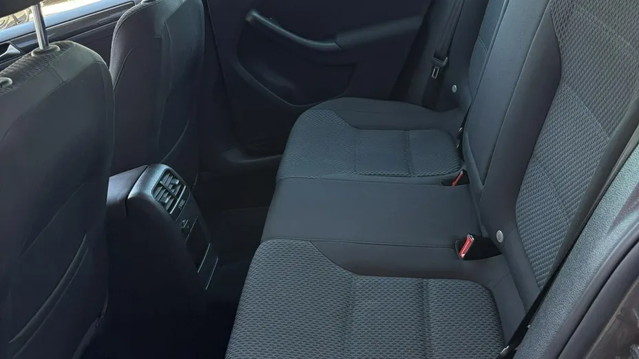 VOLKSWAGEN Jetta -