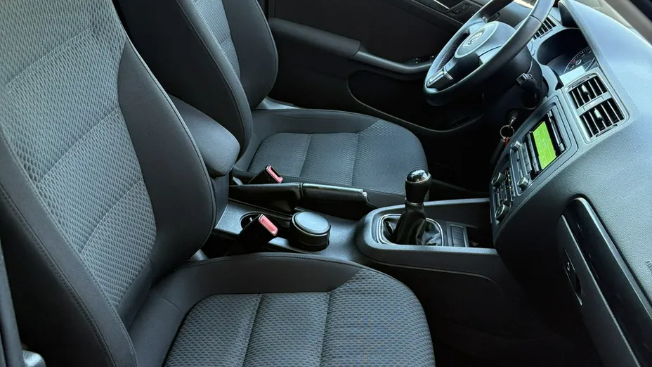VOLKSWAGEN Jetta -