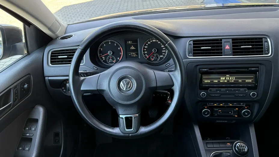 VOLKSWAGEN Jetta -