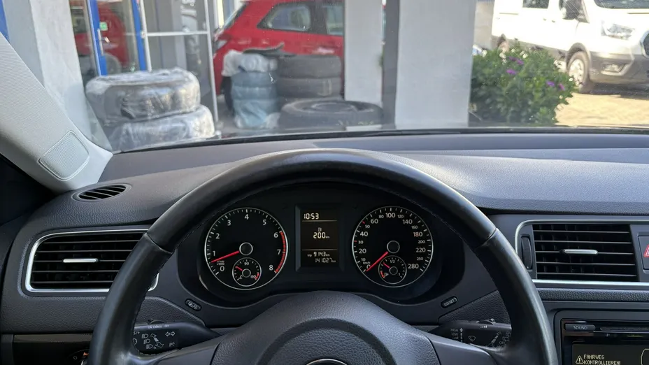 VOLKSWAGEN Jetta -