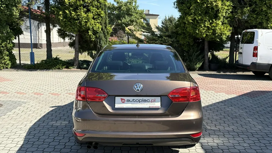 VOLKSWAGEN Jetta -