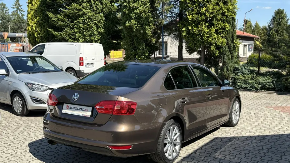 VOLKSWAGEN Jetta -