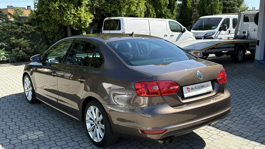 VOLKSWAGEN Jetta -