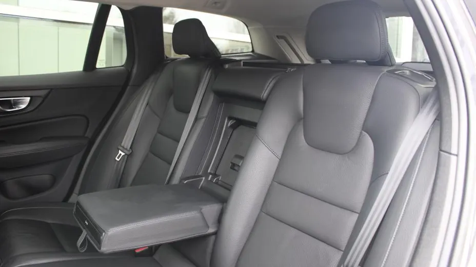 VOLVO V60 V60 B4 D Plus Dark aut