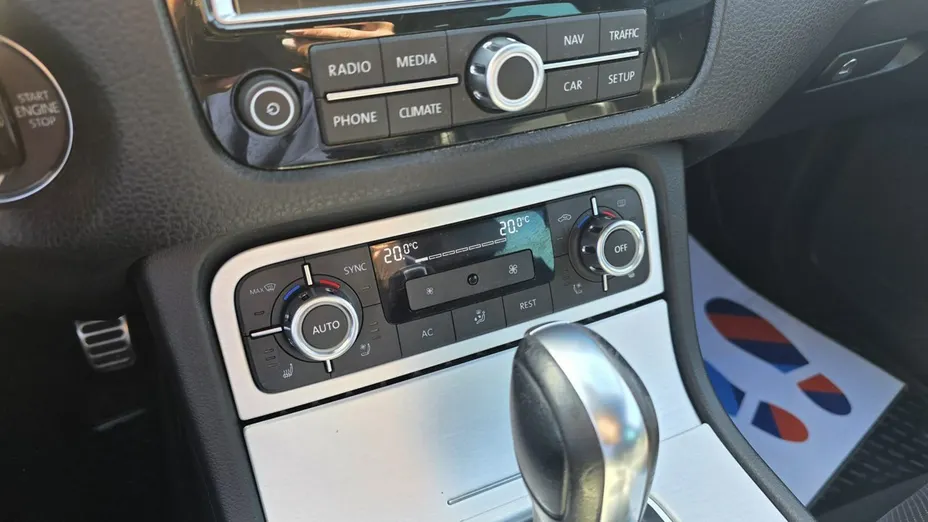 VOLKSWAGEN Touareg -