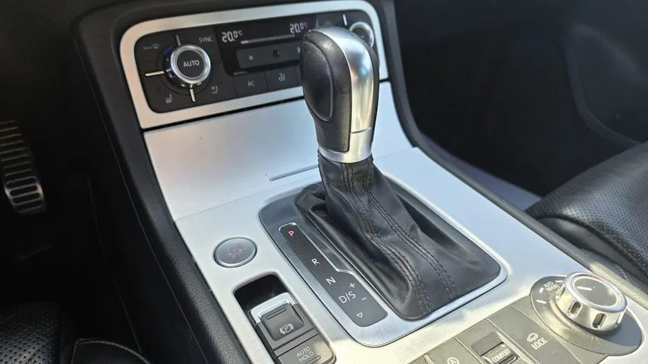 VOLKSWAGEN Touareg -