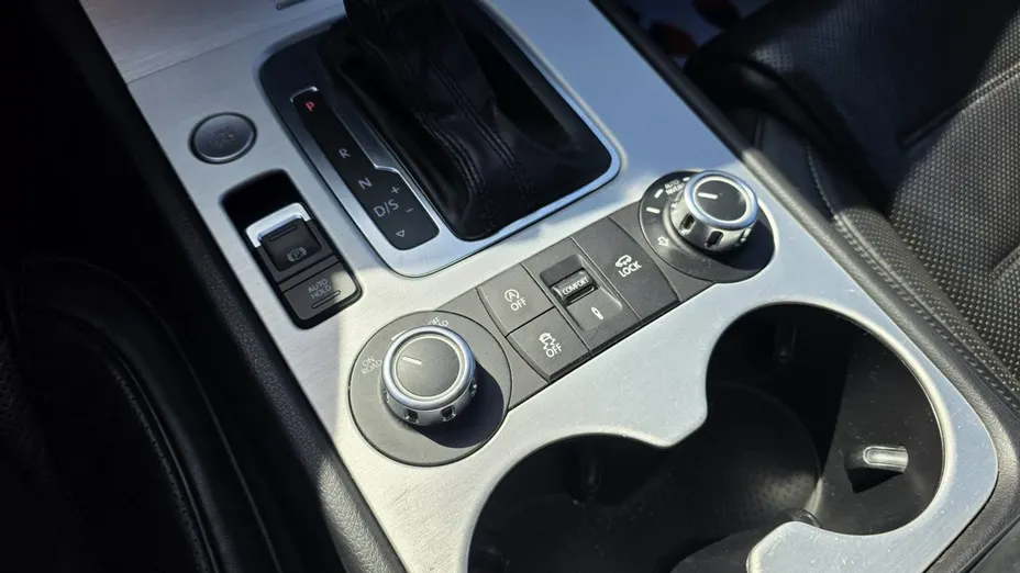 VOLKSWAGEN Touareg -