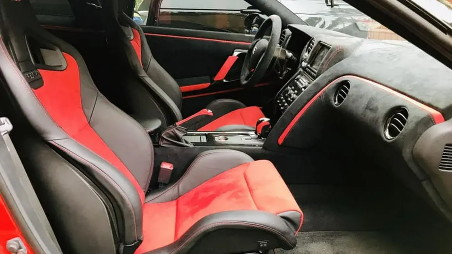 NISSAN GT-R -