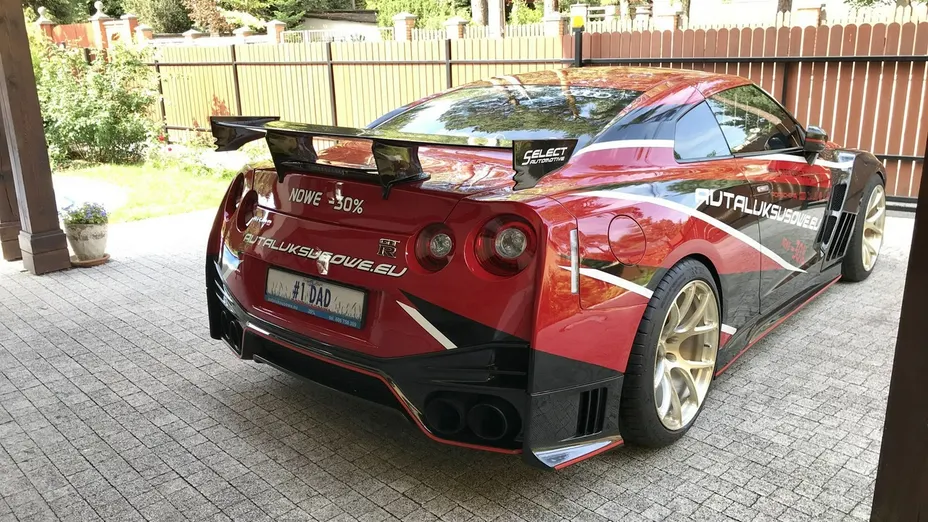 NISSAN GT-R -