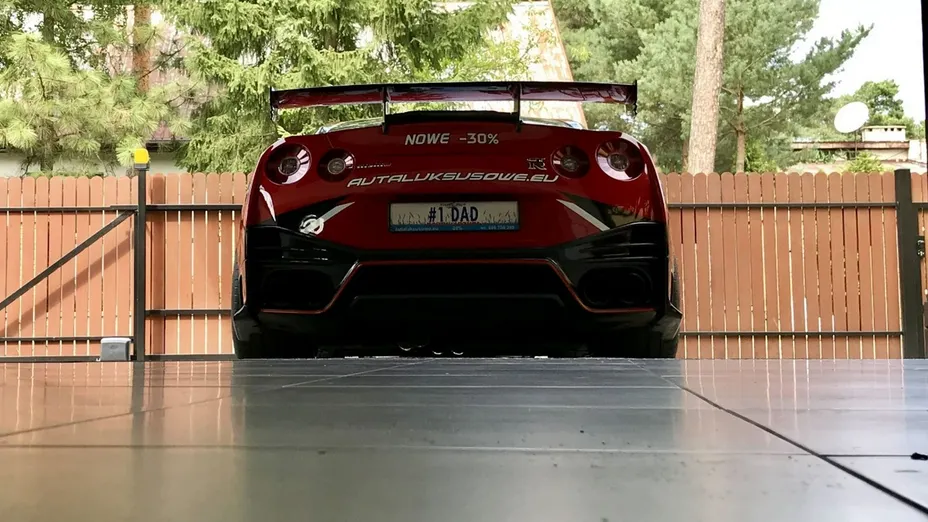 NISSAN GT-R -