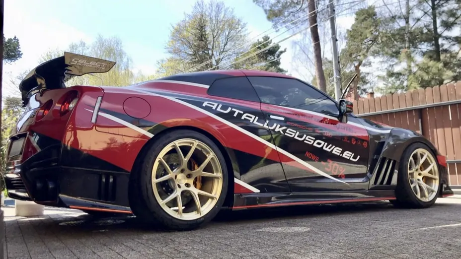 NISSAN GT-R -