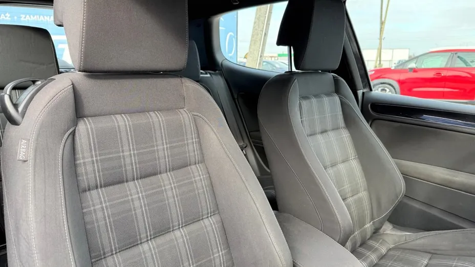 VOLKSWAGEN Golf -