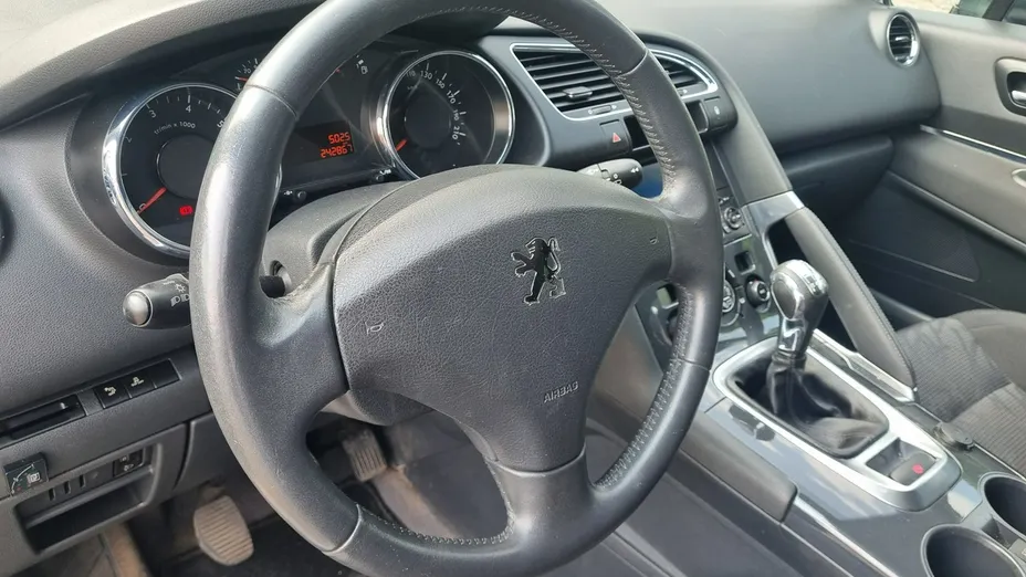 PEUGEOT 3008 -