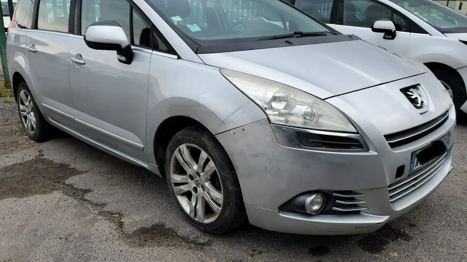 PEUGEOT 5008 -