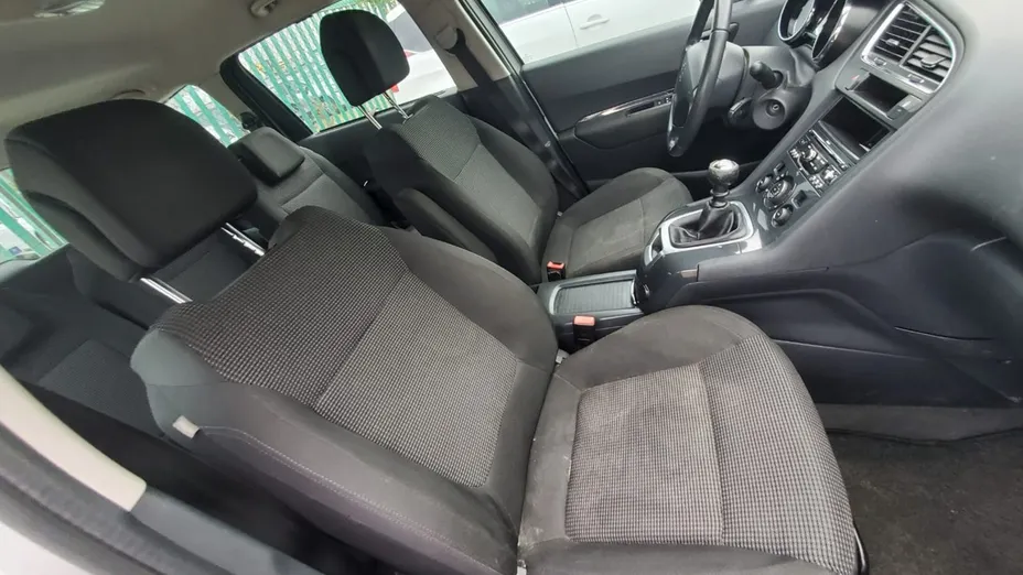 PEUGEOT 5008 -