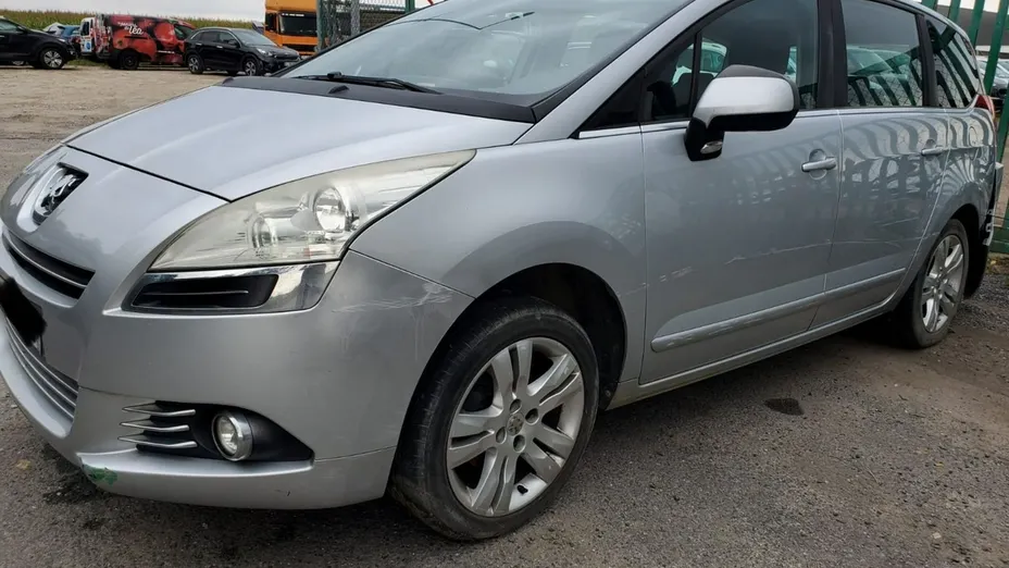 PEUGEOT 5008 -