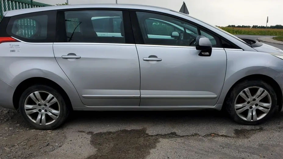 PEUGEOT 5008 -