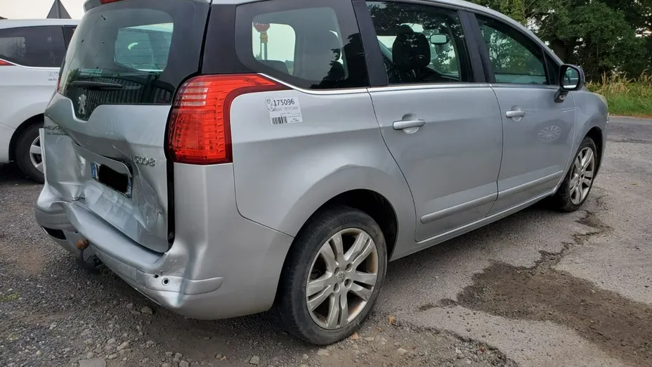 PEUGEOT 5008 -