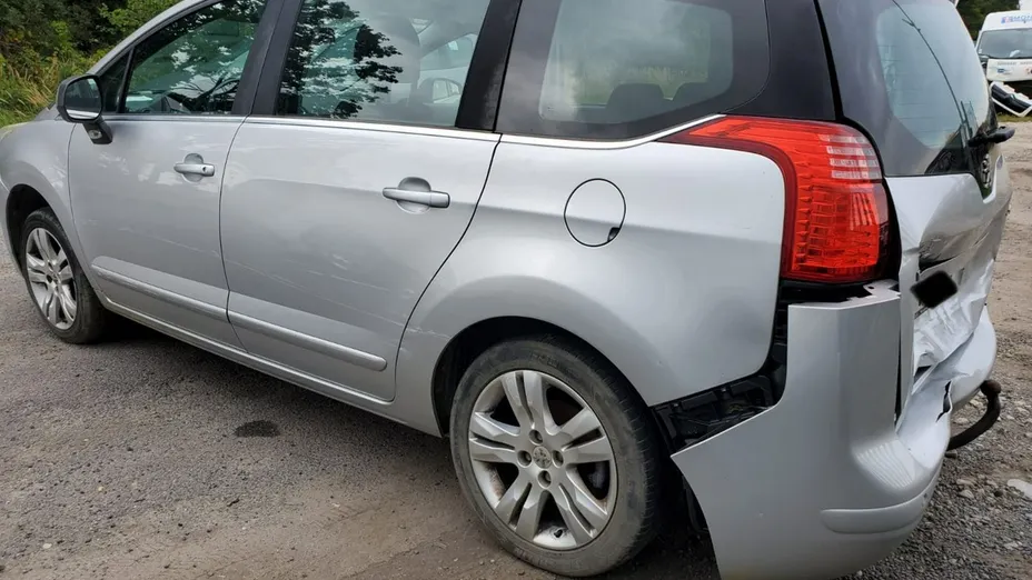 PEUGEOT 5008 -
