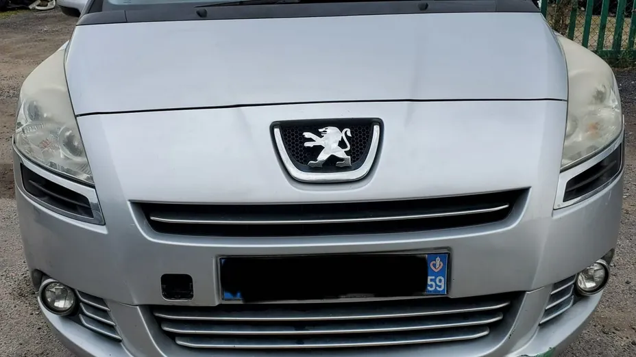 PEUGEOT 5008 -