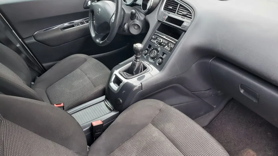 PEUGEOT 5008 -