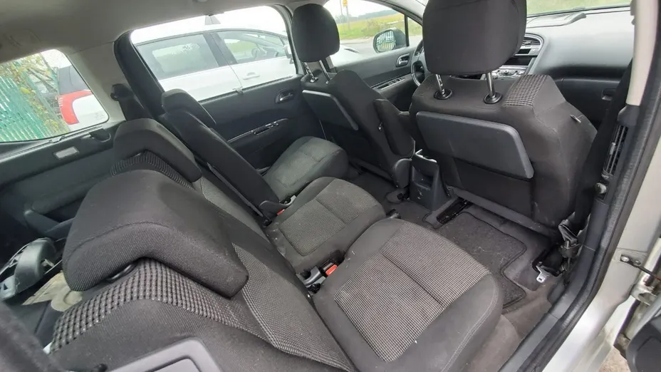PEUGEOT 5008 -