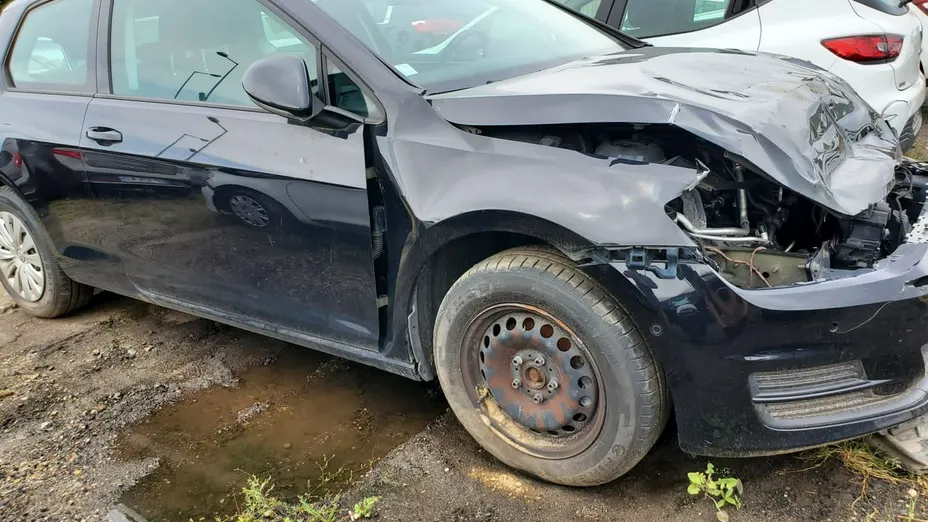 VOLKSWAGEN Golf -