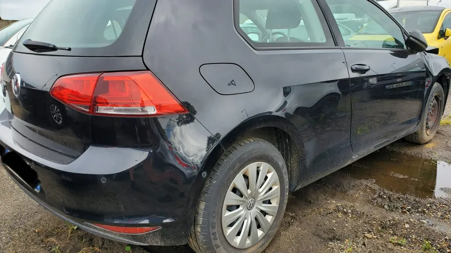 VOLKSWAGEN Golf -