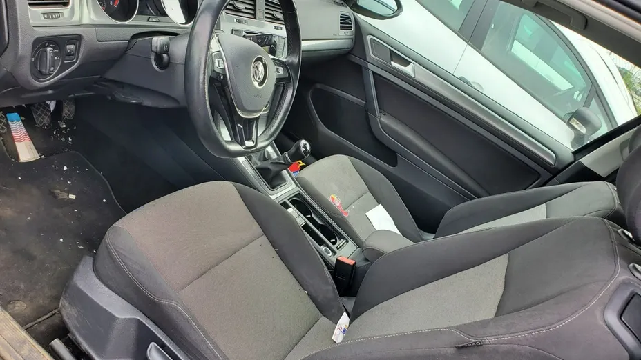 VOLKSWAGEN Golf -
