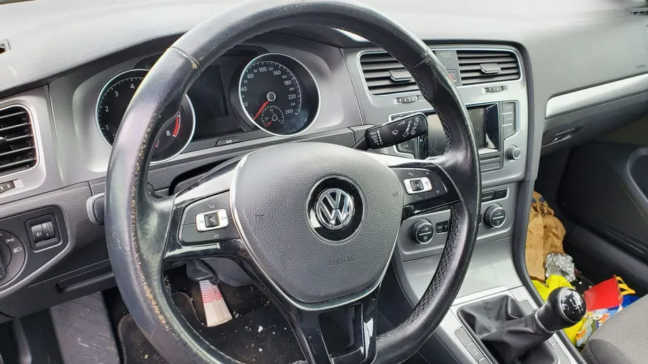 VOLKSWAGEN Golf -