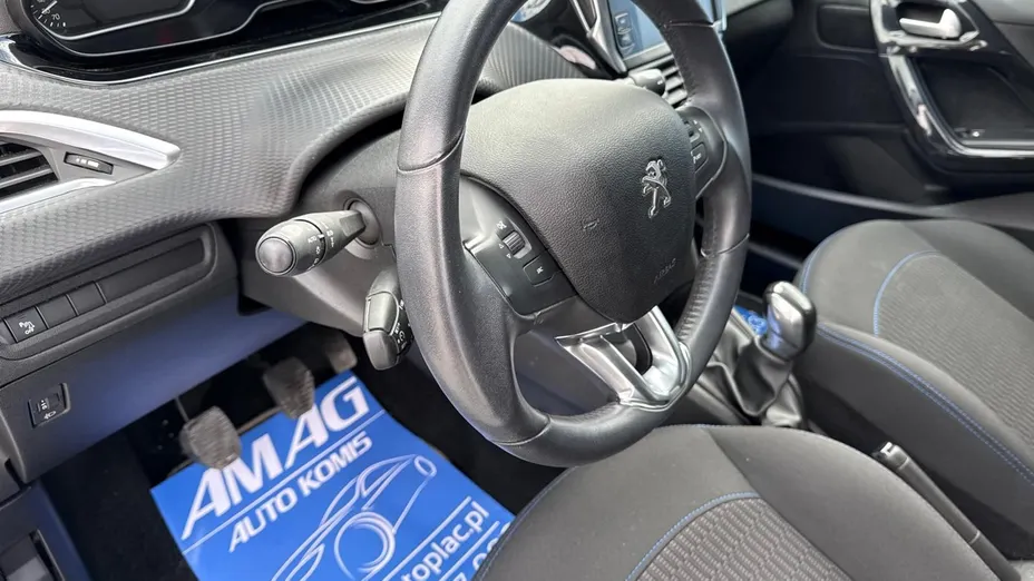 PEUGEOT 208 -