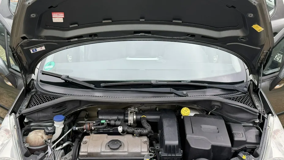 PEUGEOT 207 -