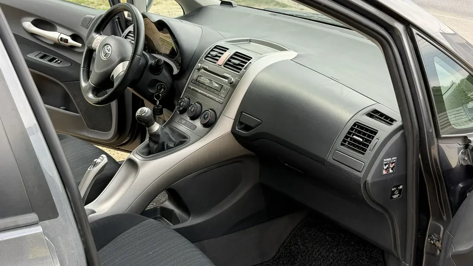 TOYOTA Auris -