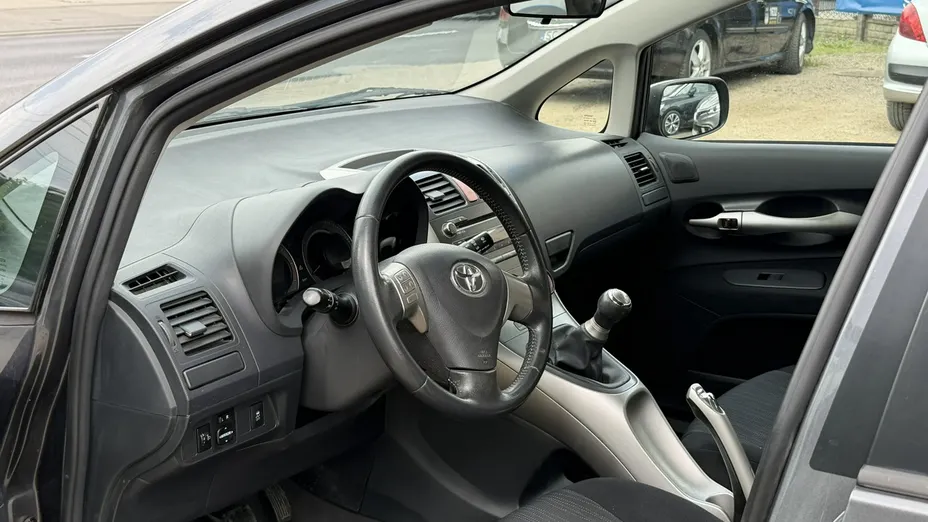 TOYOTA Auris -