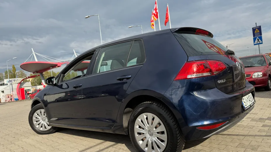VOLKSWAGEN Golf -