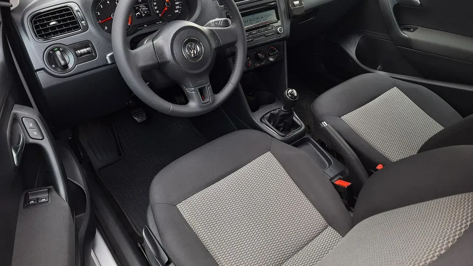 VOLKSWAGEN Polo -