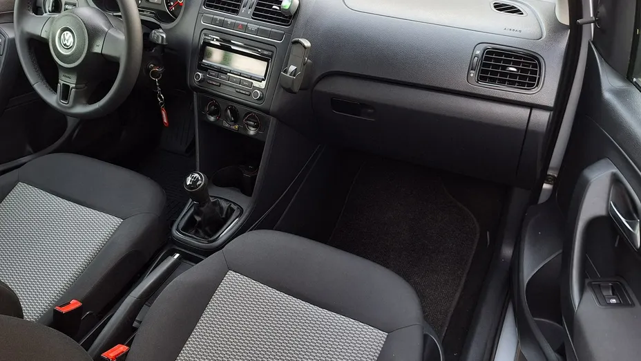 VOLKSWAGEN Polo -