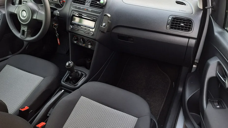 VOLKSWAGEN Polo -