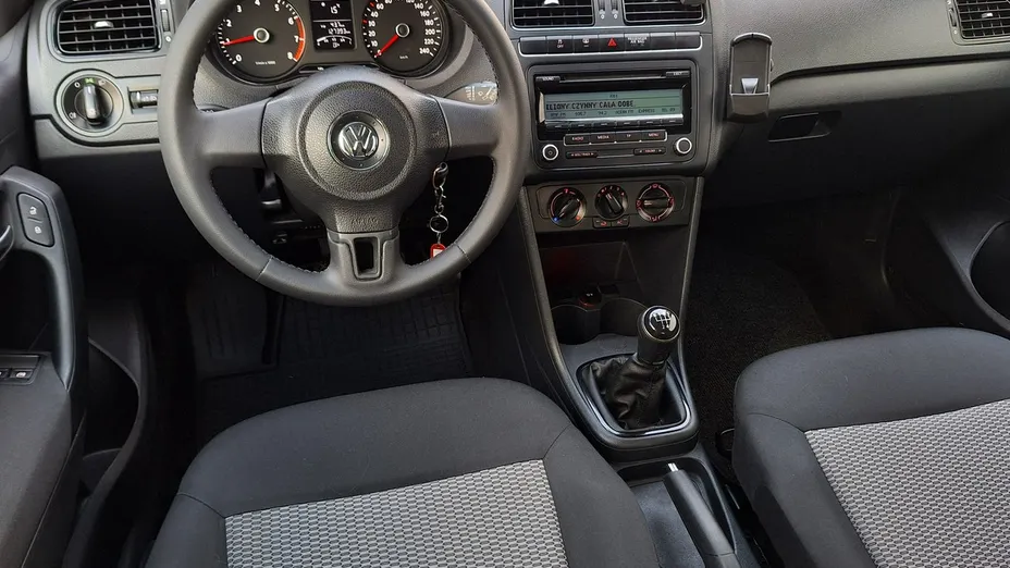 VOLKSWAGEN Polo -