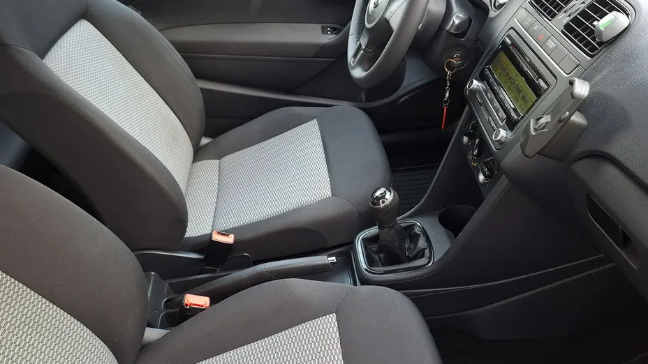 VOLKSWAGEN Polo -