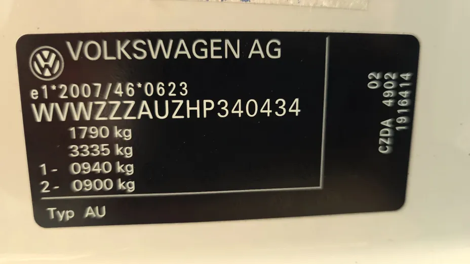 VOLKSWAGEN Golf -