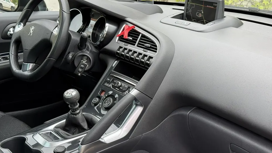 PEUGEOT 3008 -