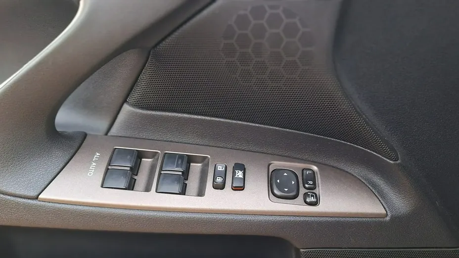 LEXUS IS -