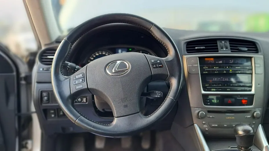 LEXUS IS -