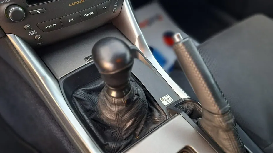 LEXUS IS -