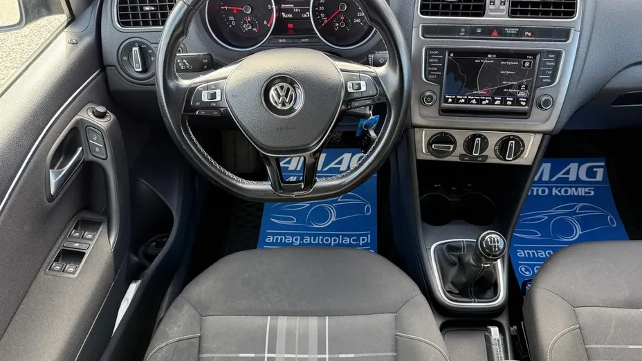 VOLKSWAGEN Polo -
