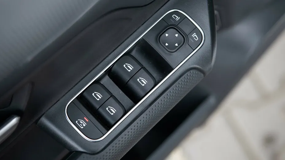 MERCEDES-BENZ GLB GLB 180 7G-DCT